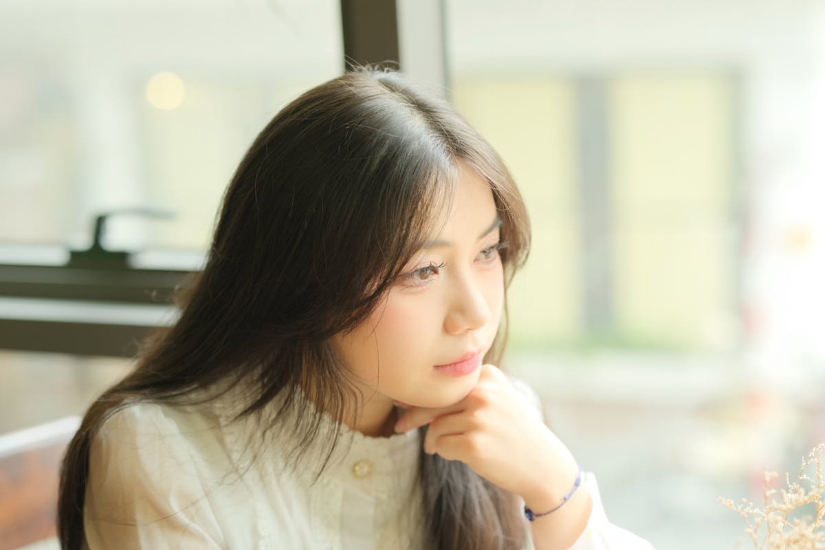 4 Ciri-ciri Introvert Sedang Jatuh Cinta