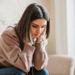 Bukan Introvert, 5 Alasan Seseorang Memilih Diam 