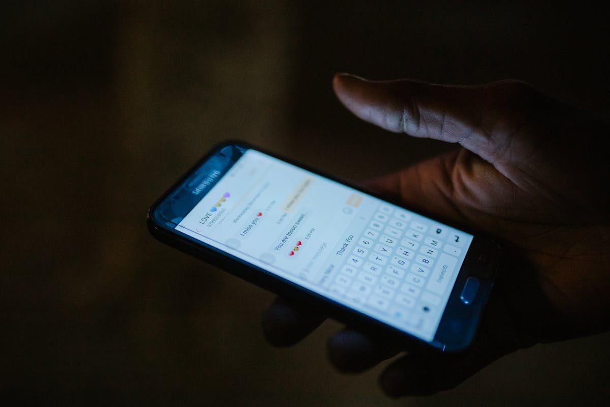 4 Cara Elegan Menghadapi Pasangan yang Slow Respon