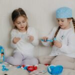 5 Cara Mudah Mengajarkan Anak Berbagi