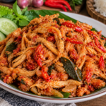 Ayam suwir pedas dengan cabai dan bumbu merah