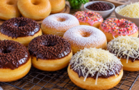 Donat kentang empuk dengan topping cokelat dan meses