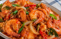Udang saus Padang pedas dengan saus merah dan bawang bombai
