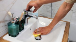 Kamar Mandi Bau Padahal Sudah Dibersihkan? Ini 7 Penyebab dan Cara Mengatasinya