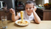 Menulis 7 Cara agar Anak Mau Makan Tanpa Dipaksa, Bunda Wajib Coba!