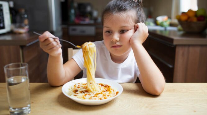 Menulis 7 Cara agar Anak Mau Makan Tanpa Dipaksa, Bunda Wajib Coba!