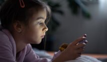 7 Cara Mengatasi Anak yang Kecanduan HP Tanpa drama